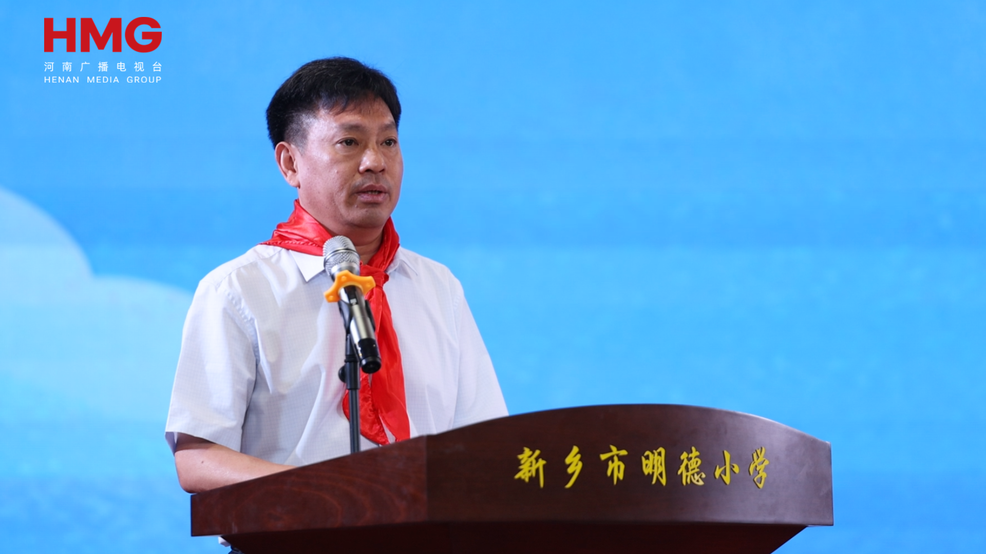 汲取向上向善的正能量！新乡市明德小学新队员和“榜样”同行 - 图13