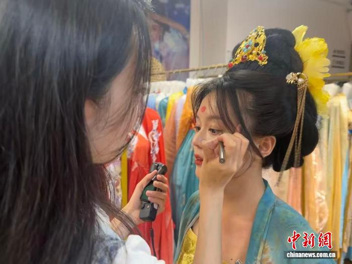 观石窟佛影、着汉服夜游 台湾媒体人品读千年洛阳 - 图2