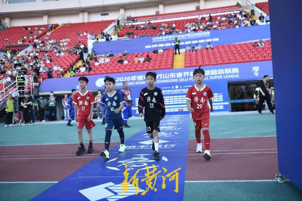 齐鲁超赛迎来“夜场”，足球少年们成为一道独特的风景线！ - 图4
