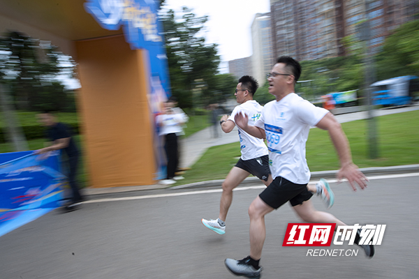 组图｜水清、风柔，健步走，千余家庭在圭塘河踩出一串笑 - 图10