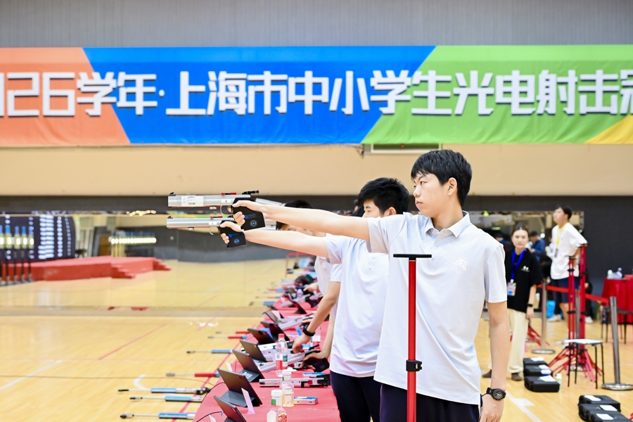 沪上千余学子“枪王”争霸，光电射击赛点燃校园科技体育新热潮 - 图2