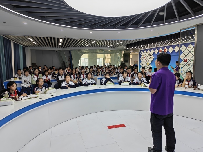 在少年心中种下新闻理想的种子——润新学校学生走进济南报业大厦体验“当主编” - 图5