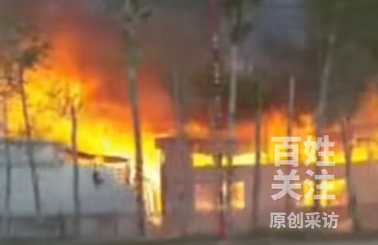 黑龙江绥化一板材厂起火，目击者称沿路房屋被烧塌，电线被引燃，工人及时逃生；当地应急局：起火原因正进一步调查 - 图2