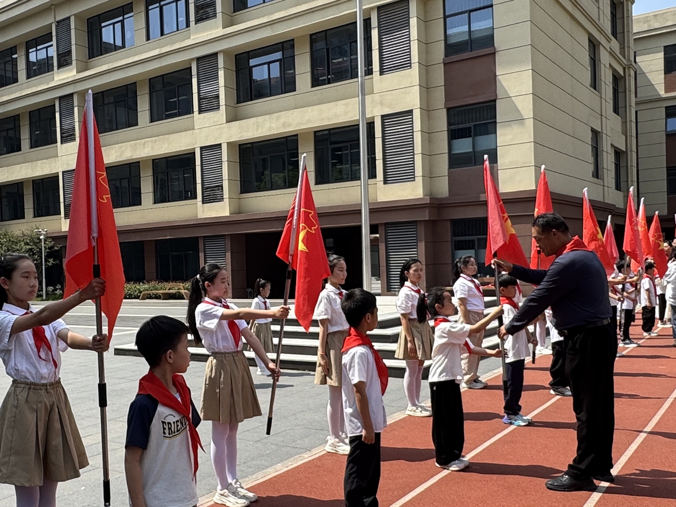 郑州市管城回族区紫荆山南路小学举行一年级新队员入队仪式 - 图3