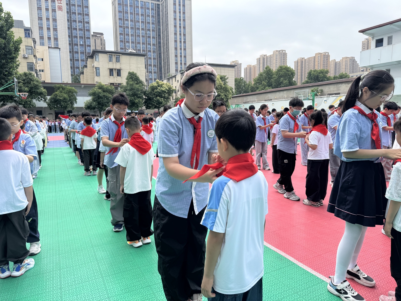 高举队旗跟党走——二里岗小学举行少先队新队员入队仪式 - 图4