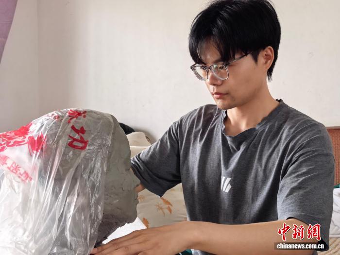 “95后”遗体防腐整容师俞杰：每个故事都值得完美的句点 - 图1