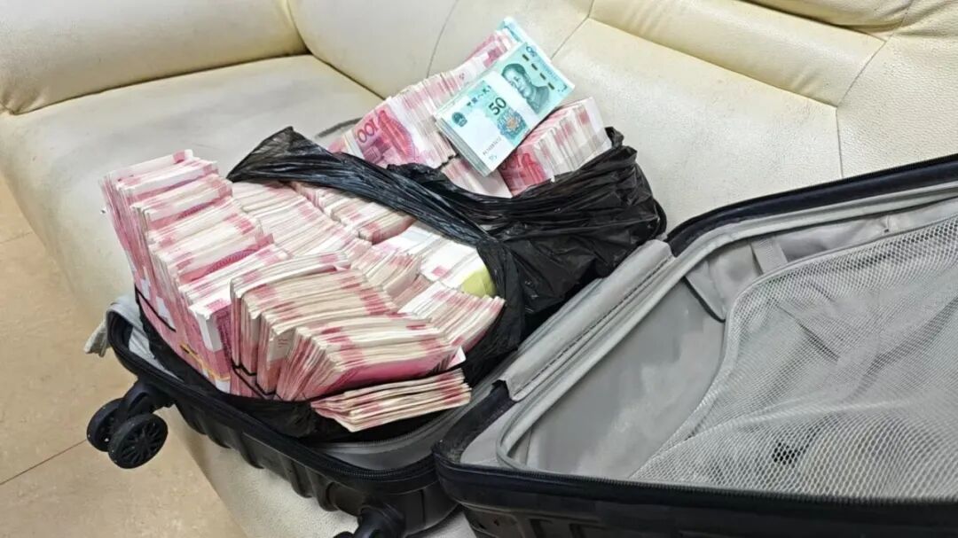 六旬大姐取百万现金给“丧偶知己”投资，警察找上门了 - 图1