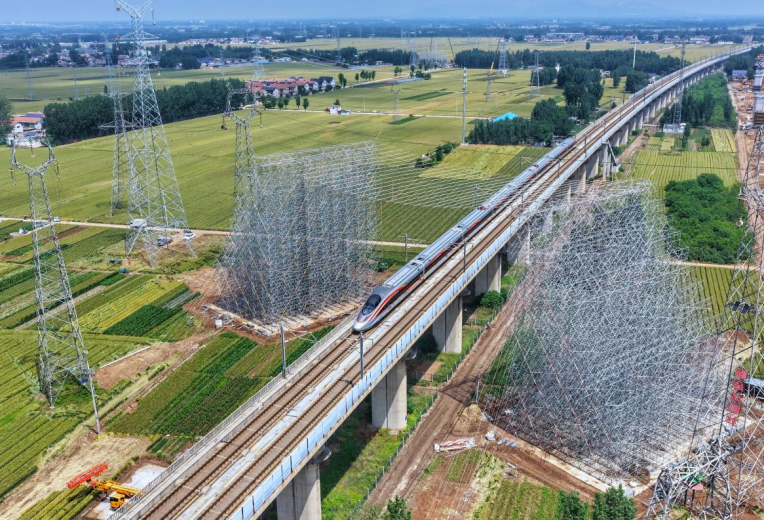 跨路最多、难度最大！济枣铁路两条电力线路完成迁改施工 - 图2