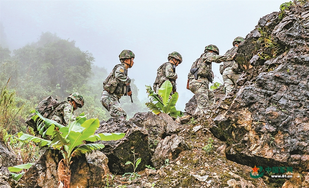 翻山越岭 走向界碑——南部战区陆军某边防连官兵巡逻掠影 - 图1