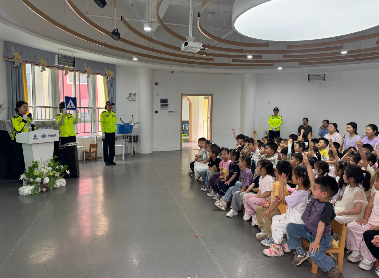 孝感交警进幼儿园带萌娃“沉浸式”学交规 - 图1