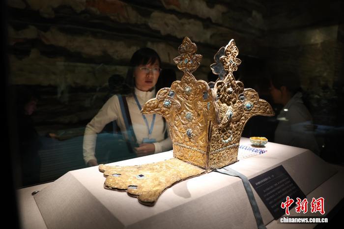 青藏高原出土吐蕃王冠展出 三年接待观众超27万人次 - 图2