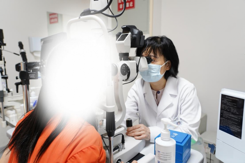“就像打移动靶一样！”眼科专家为眼球震颤患者完成高难度激光治疗 - 图1