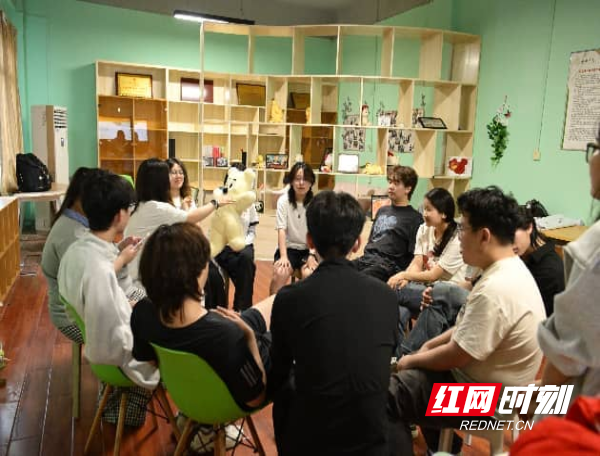 湘南学院社会工作专业团队携手美术与设计学院开展新生成长系列小组活动 - 图3