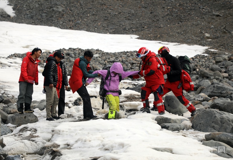 历时29小时 最高海拔5900米 玉珠峰三名被困登山者获救 - 图1