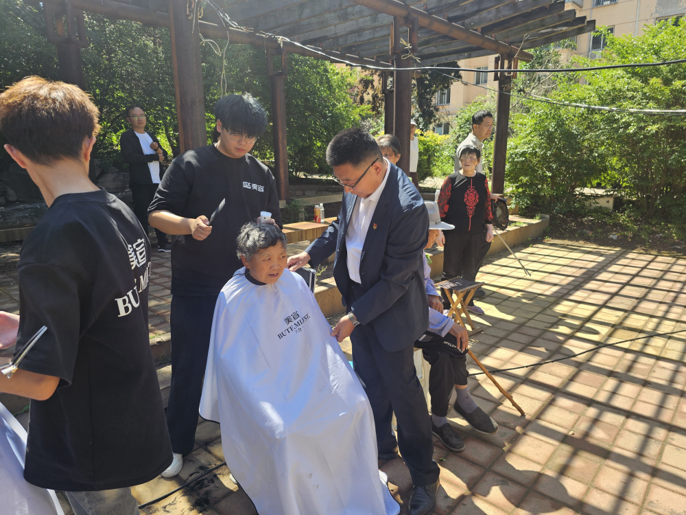 济南日报报业集团印刷发行党支部携手济南美宣造型开展社区义剪活动 - 图3