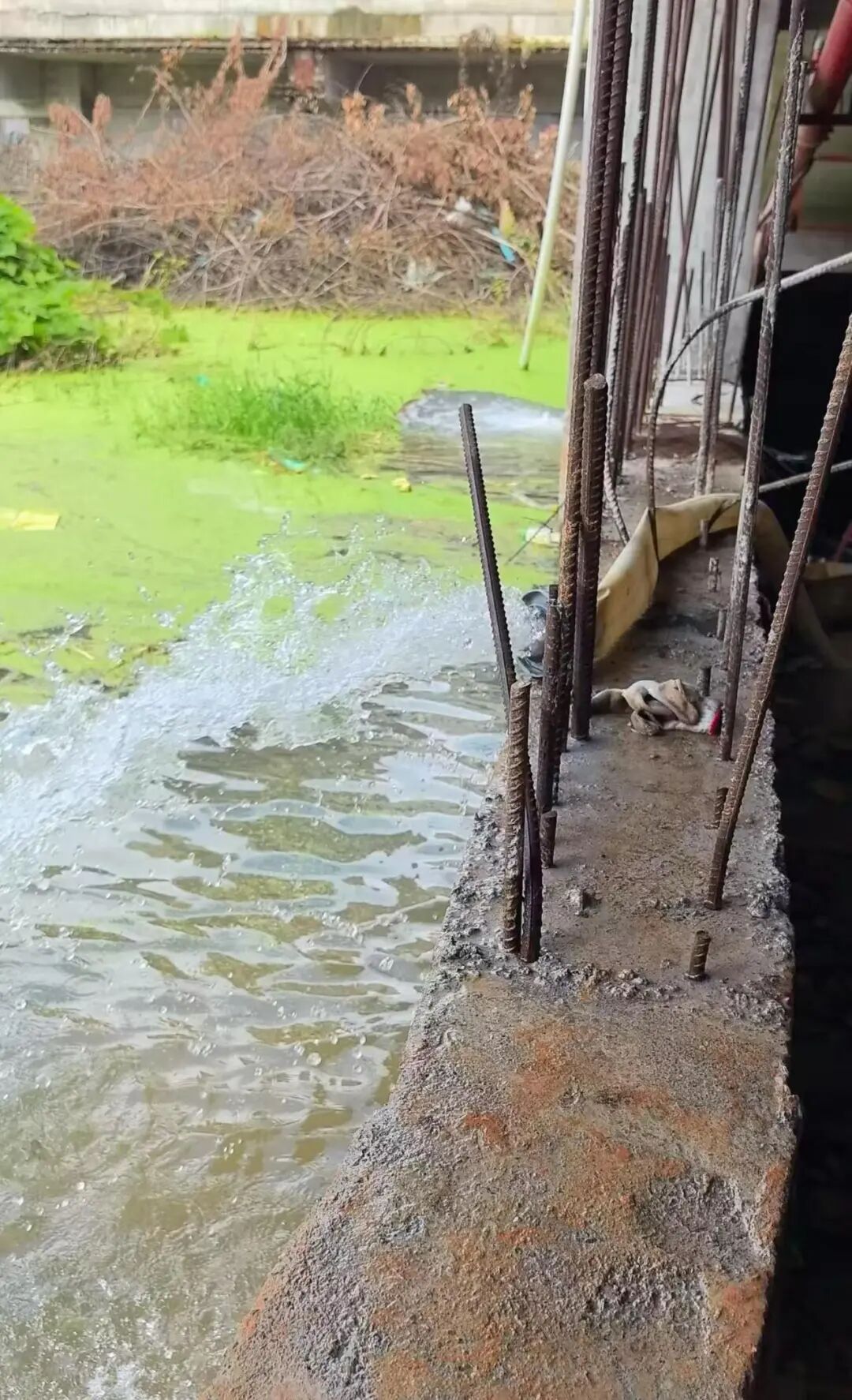 建筑垃圾堆积、污水倒灌车库？长沙一小区地基被泡出安全隐患，官方：连夜抽排处置 - 图3
