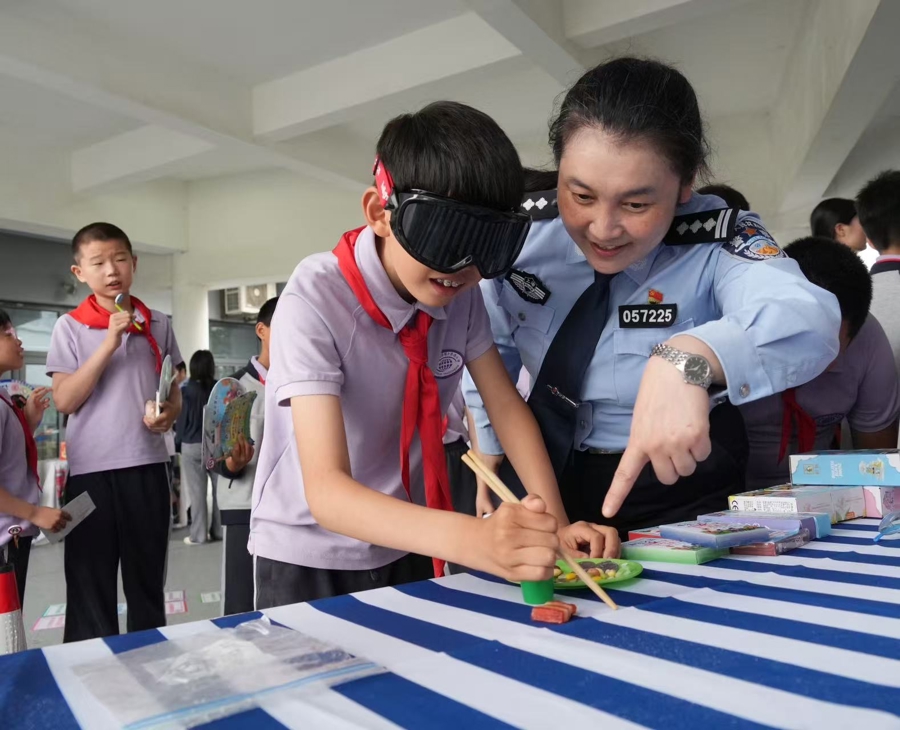9000顶头盔+400份保险：上海举办“交通安全校园行”活动 - 图2