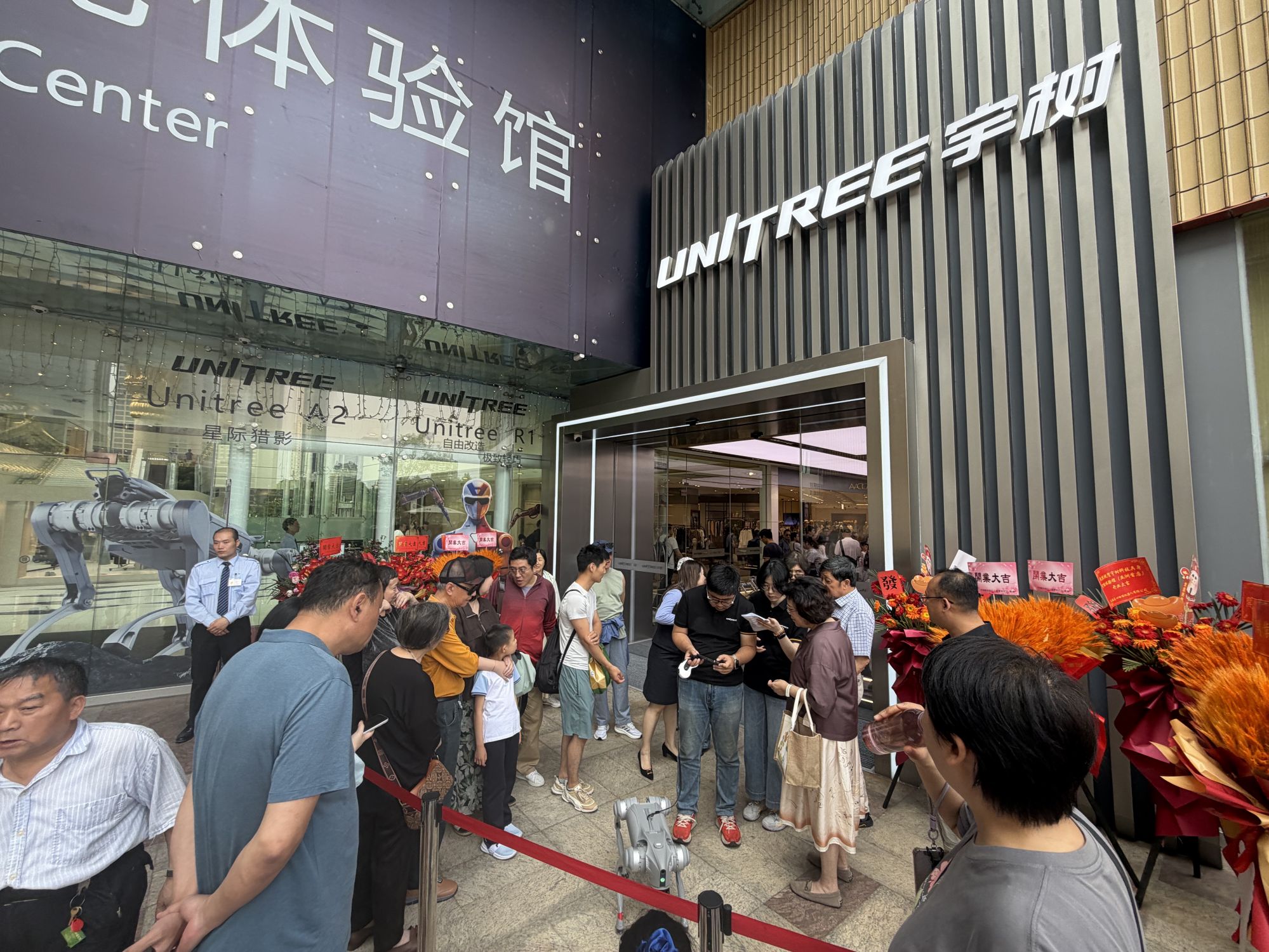 宇树科技上海静安首店开业：现货即买即走 意大利粉丝现场1.5万提货机器狗 - 图1