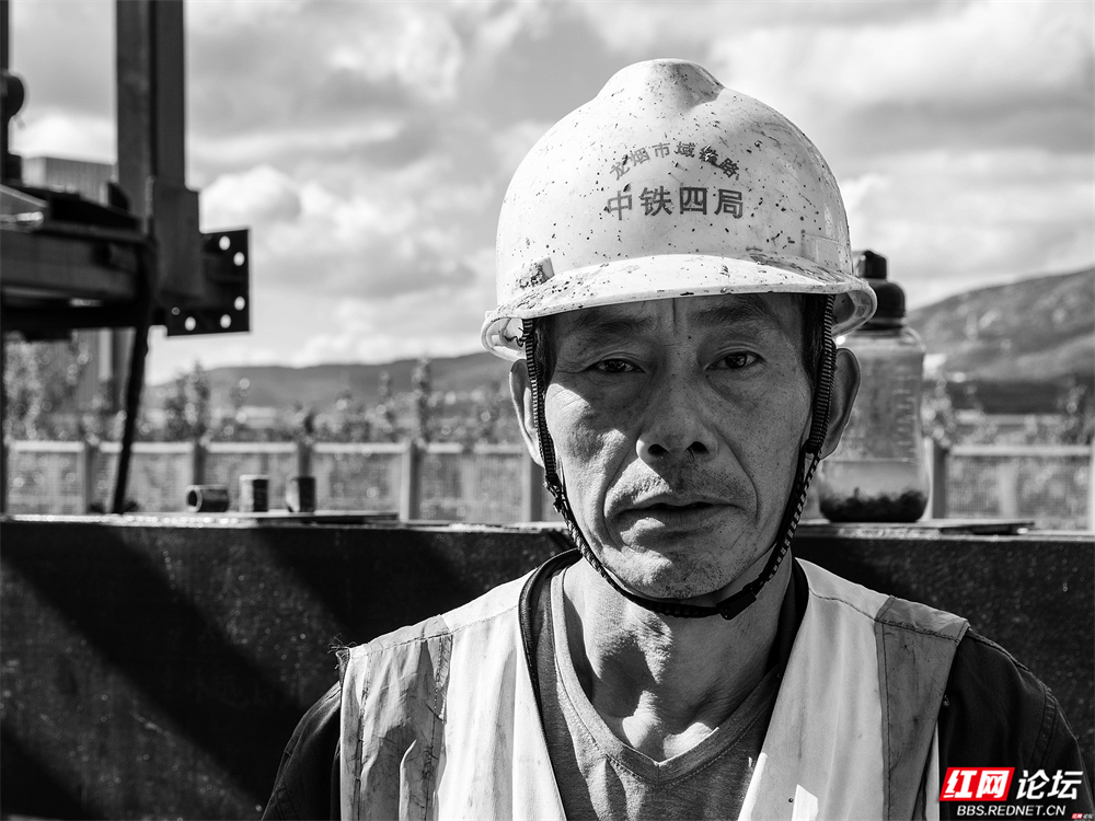 喧嚣之外，这群筑路人无声亦闪光 - 图4