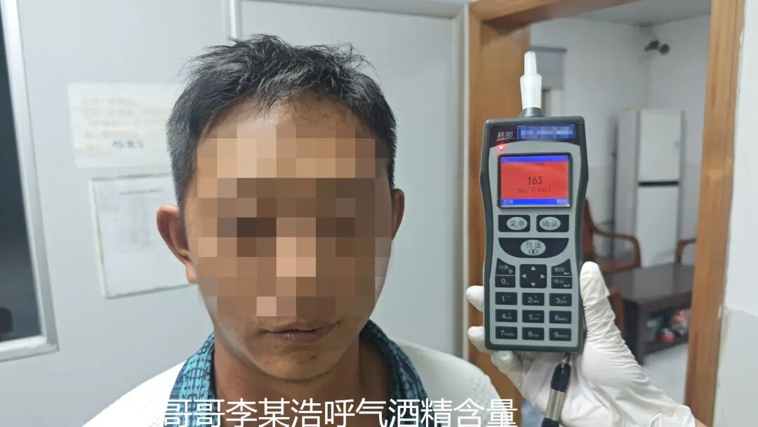 一对兄弟聚餐喝酒后，哥哥开车撞上路边小轿车，弟弟觉得“自己比哥哥清醒”挪车20米，警方：都是醉驾，将被依法追究刑事责任 - 图1