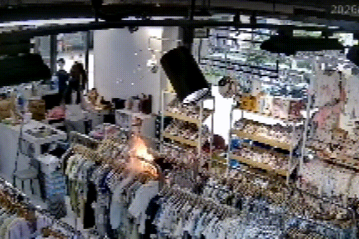 祸从天降！一童装店突然起火，火星竟从天花板上掉落，监控拍下全过程！ - 图3