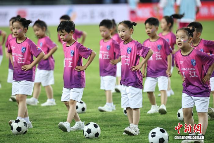 绿茵燃情文旅添彩 “苏超”镇江赛场看点满满 - 图12