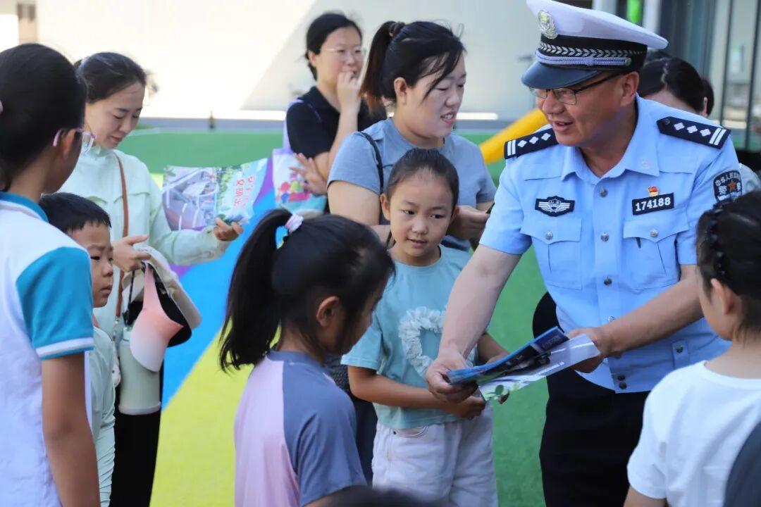 守护“萌娃”出行路！济南起步区为孩子们送上“六一”专属平安礼 - 图1