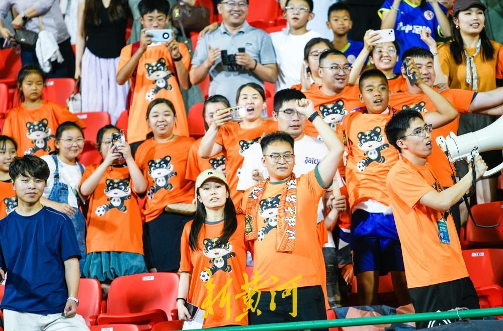 球迷呐喊响彻省体，掌声鼓声点燃泉城夏夜 - 图9