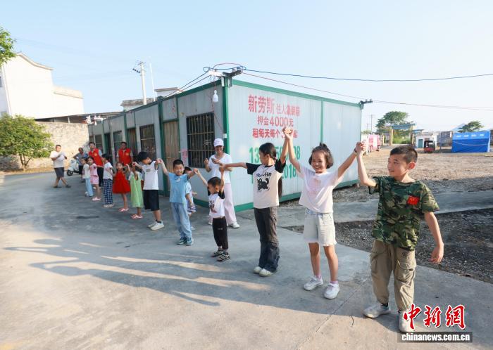 广西柳州志愿者为震后安置点儿童庆“六一” - 图7