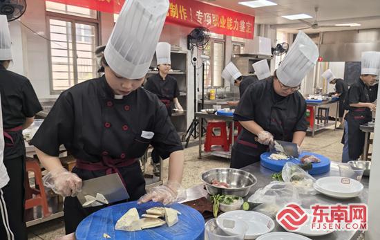 学锁鲜练定型 35人获泉州小吃制作专项证书 - 图3