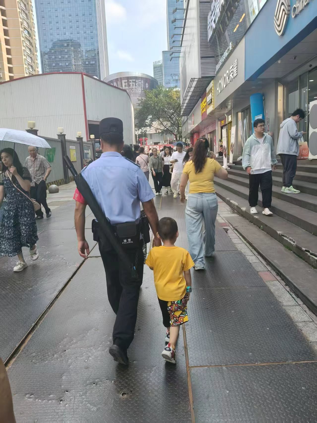 幼童商圈走失 巡逻辅警快速找到家人 - 图1