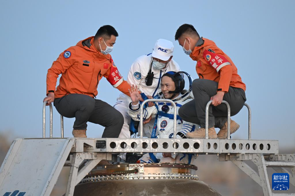 神舟二十一号航天员乘组返回任务取得圆满成功 - 图3