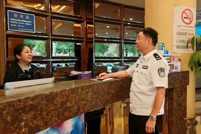临近退休坚守岗位 铜梁老民警站好最后一班岗 - 图2