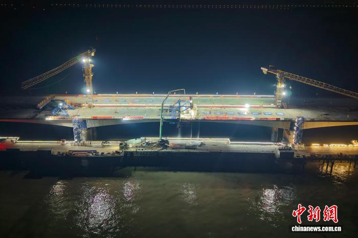 宁盐高速高邮湖特大桥跨淮河入江水道连续梁全线贯通 项目建设提速冲刺 - 图1