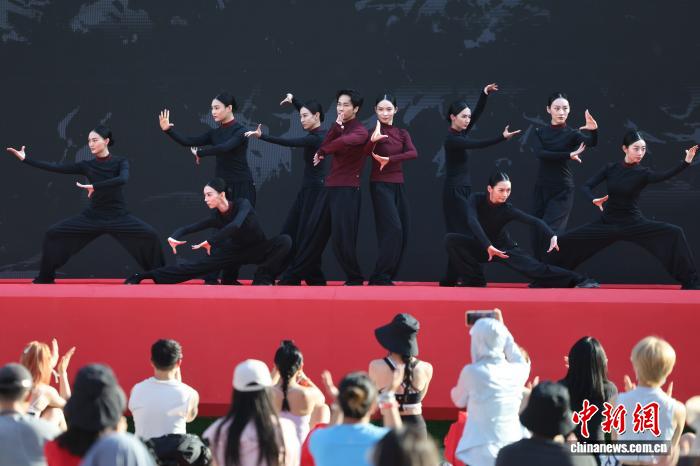 瑜伽爱好者在长城体验“太极融合瑜伽” - 图2