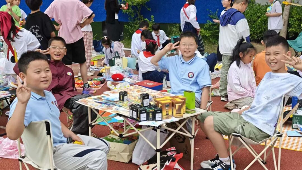 萌娃当家“淘”快乐！二七区四季路第二小学童心集市超有料 - 图1