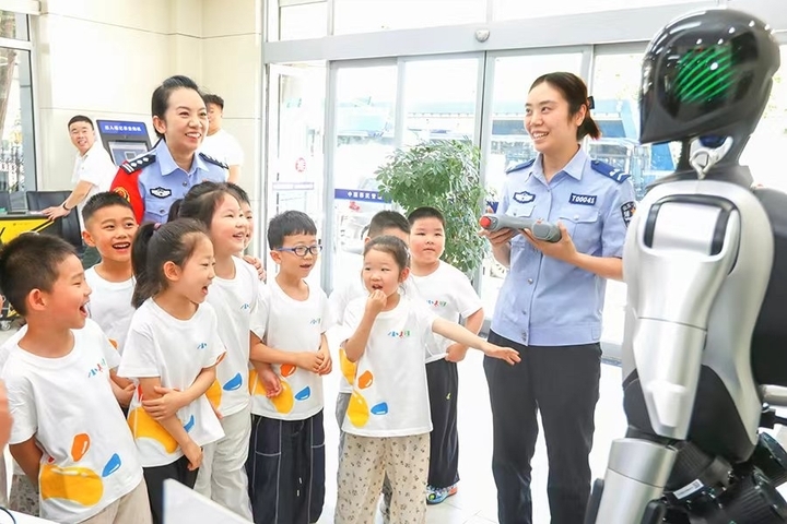 会跳舞会答疑！济南天桥公安机器人“天天”圈粉萌娃 - 图1