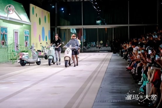 美翻全场！爱玛遛玛大赏亮相上海，重新定义出行时尚 - 图13