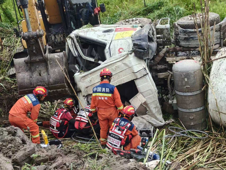 搅拌车侧翻人员被困 消防紧急救援 - 图1