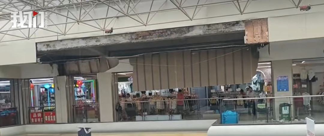 武汉一商场吊顶脱落，砖头木块掉一地，工作人员：事发区域已围挡，其他区域正常营业，现场正在处理 - 图2
