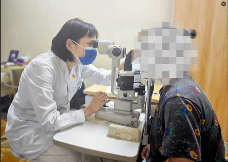 武汉老人眼球突出险失明 甲亢突眼靶向治疗帮助眼球回缩 - 图1