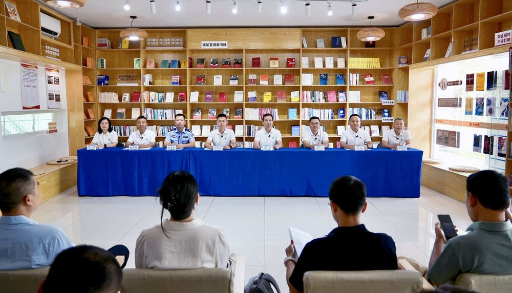142个摊位、665件工单、3000处小广告……一组数字看万宁城管如何“绣花” - 图1