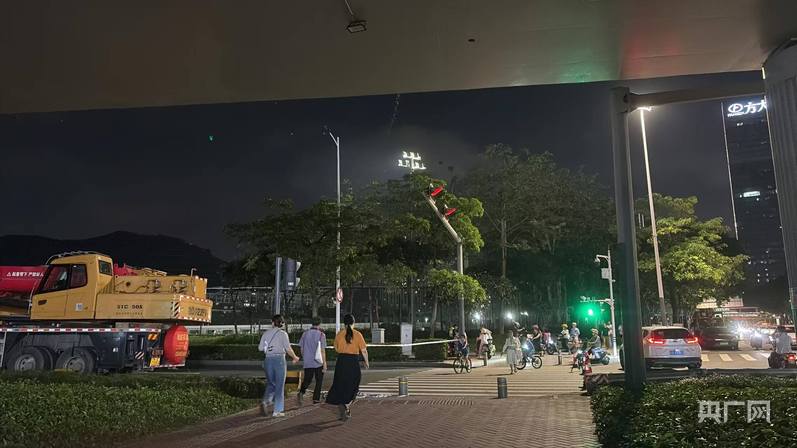 深圳南坪快速路三车刮碰起火引燃隔音棚 明火已扑灭 无人员伤亡被困 - 图2