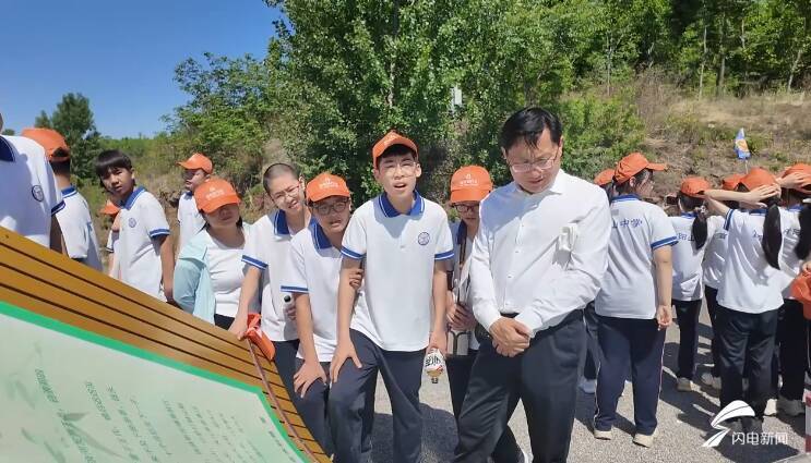 潍坊昌乐：“行走的课堂”妙趣横生 学子争做“环保小卫士” - 图1