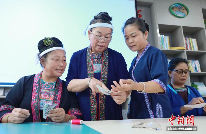 广西三江侗乡绣娘巧手织富路 - 图1