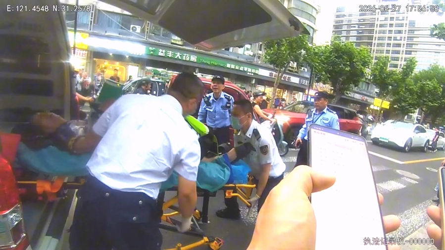 “胸口没起伏了！”上海民警跪地连线医生紧急施救，老人转危为安 - 图1