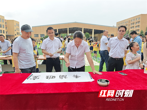 新田县思源实验学校举办师生书法展示活动 - 图4