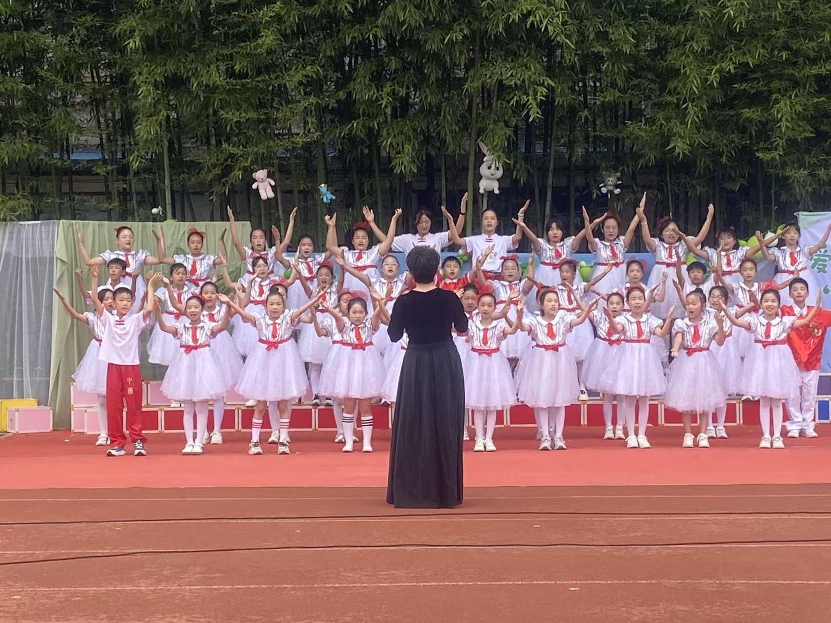 济源：文昌路小学举办“庆六一文艺汇演”暨“雷锋式好少年”表彰活动 - 图1