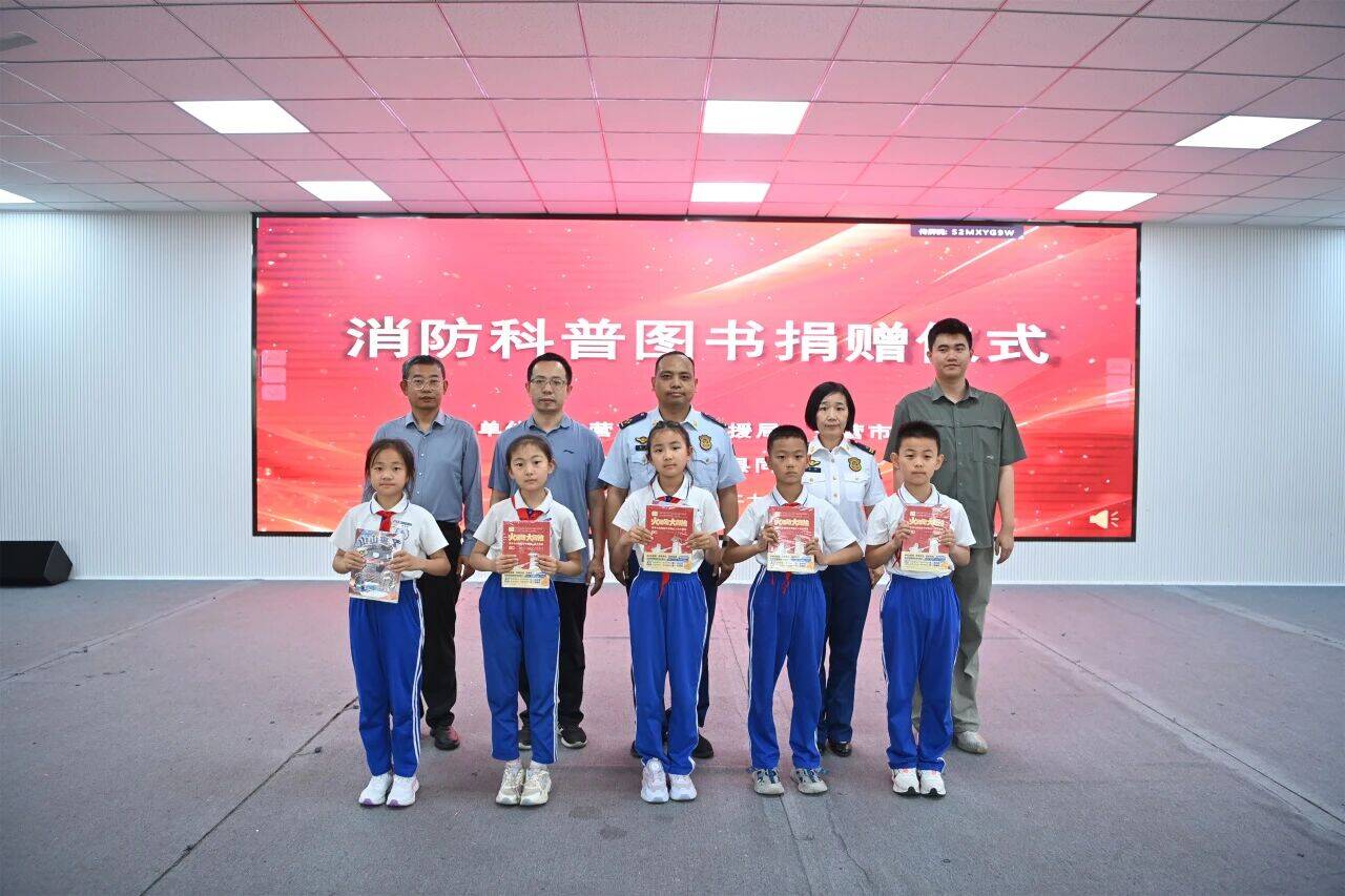 东营消防科普图书进校园 筑牢校园安全防线 - 图3