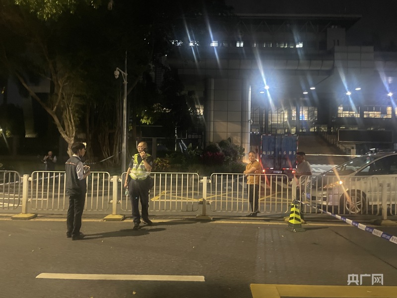 深圳南坪快速路三车刮碰起火引燃隔音棚 明火已扑灭 无人员伤亡被困 - 图3